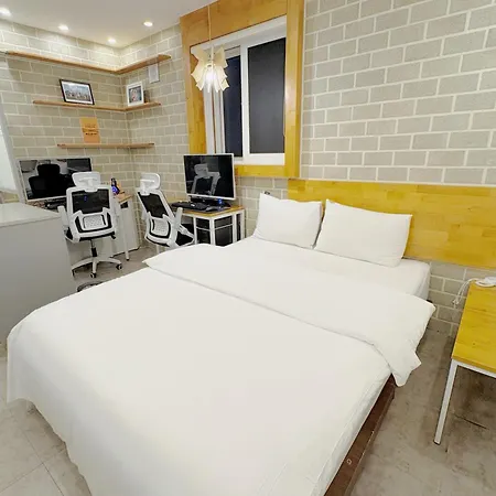 Hotel The May